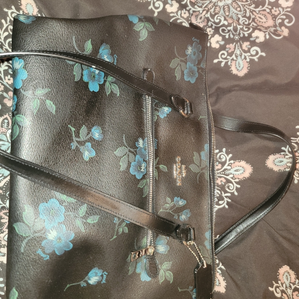 Coach medium zip totebag